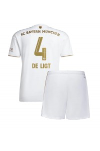 Bayern Munich Matthijs de Ligt #4 Babyklær Borte Fotballdrakt til barn 2022-23 Korte ermer (+ Korte bukser)